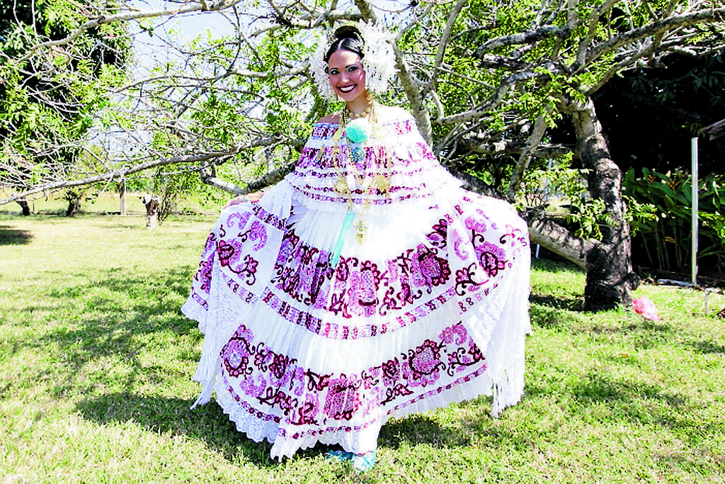 Televisión. Carmen Sousa lució orgullosa su pollera.()