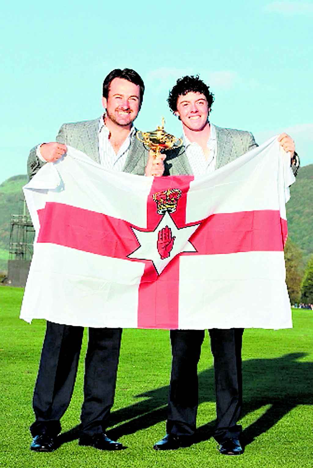 McIlroy (d) con la Bandera de Irlanda del Norte. (AP)