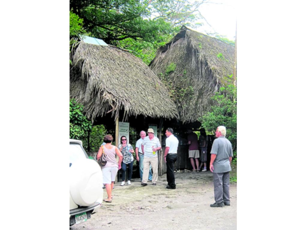 Los visitantes lavan sus pies en los pozos termales con agua mineral caliente y se hacen faciales con arcilla.
