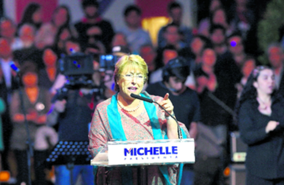 Michelle Bachelet, según las encuestas, tiene un respaldo del 47%.