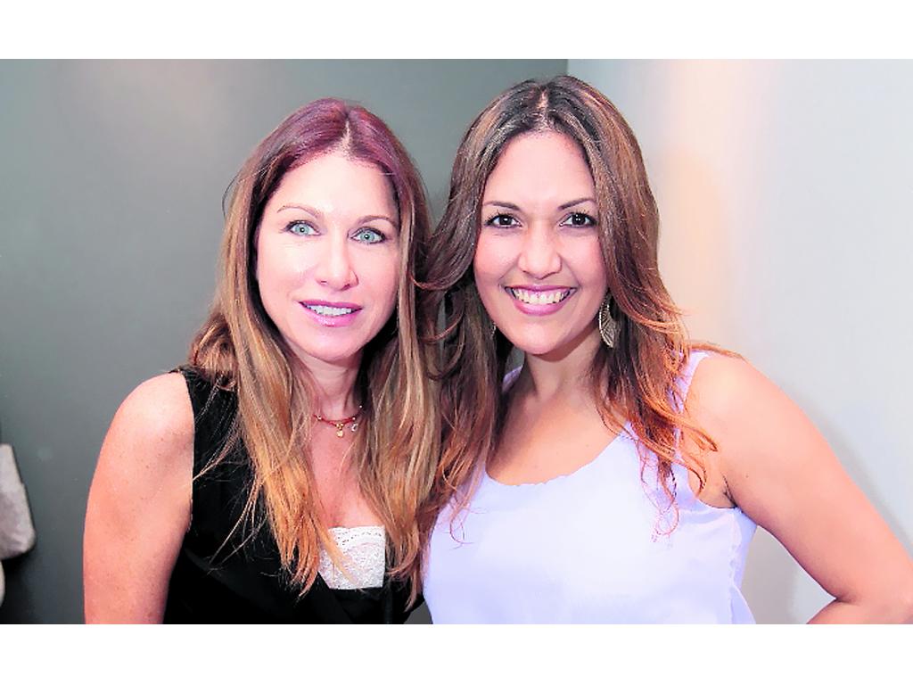 Dora García de Paredes y Reyna Esther Royo.()