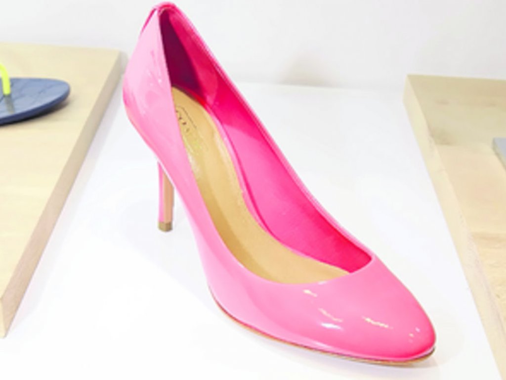 Coach lanzó su colección de zapatos, una línea que muestra el lado glam de las féminas. Estos de charol se pueden combinar muy bien con vestidos y jeans.