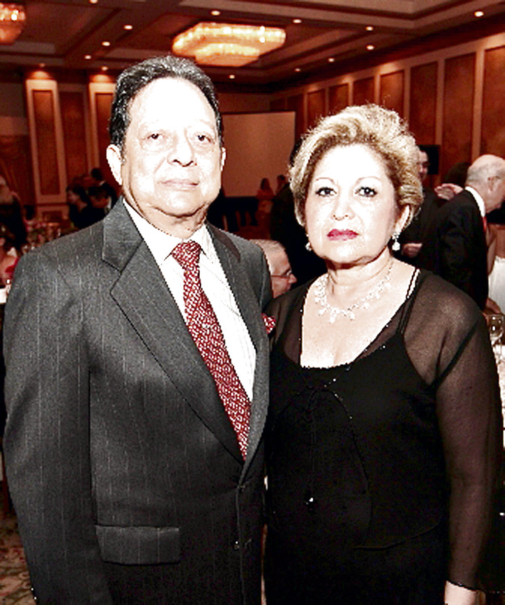 Dr. Alberto De León y Denise de De León.()