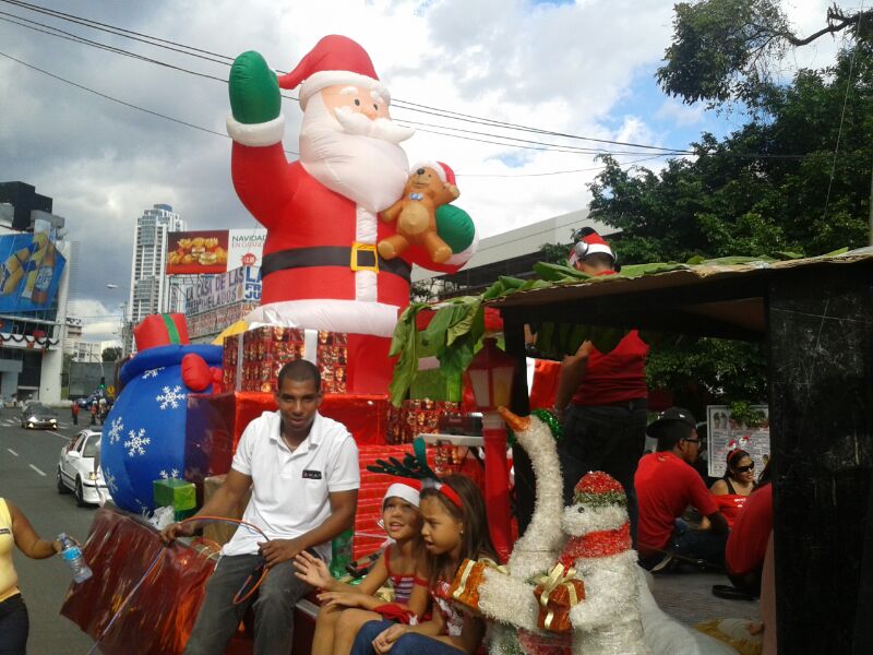 Diversas delegaciones participan del Desfile de Navidad 201. Foto/Carlos Lemos.<br>