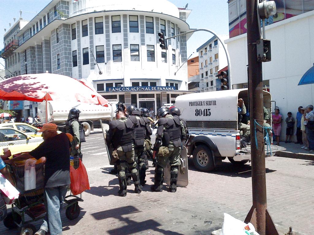 Oficiales de la Policía Nacional custodian La Peatonal, hoy martes 19 de junio. Foto: Jesús Simmons.<br>