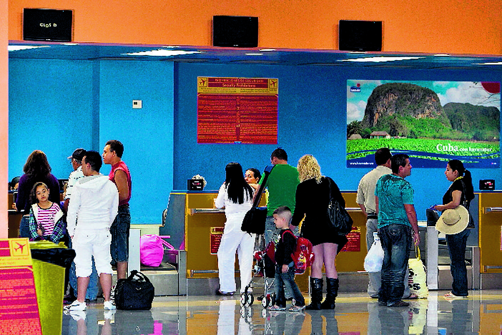 Viaje. Un grupo de personas se prepara para ir a Miami.(EFE)