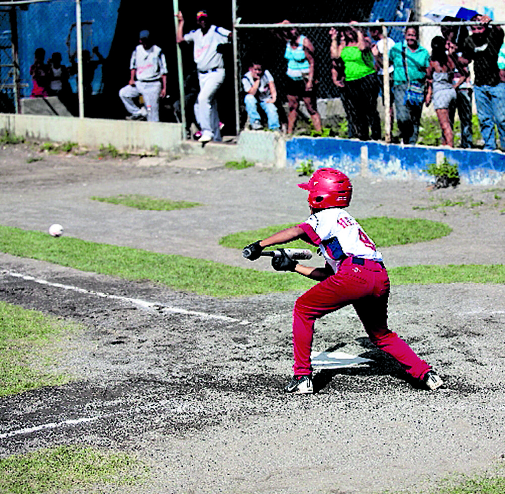 El toque de la bola sorprende al lanzador.(Anayansi Gamez.)