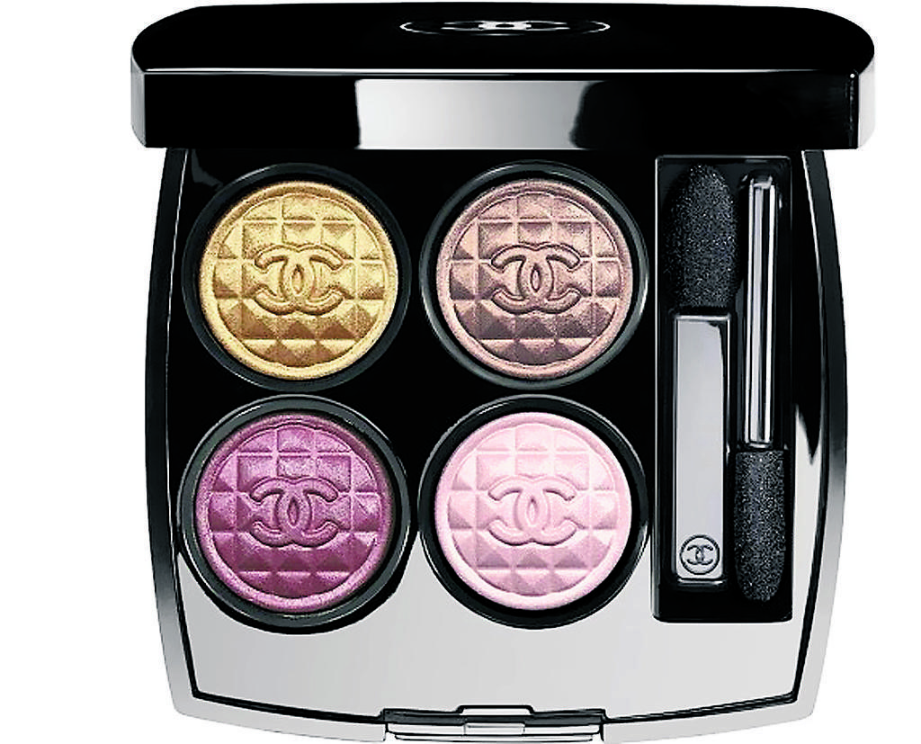 Chanel. La prestigiosa firma de maquillaje lanzó al mercado el juego de sombras brillantes Regard signé.()