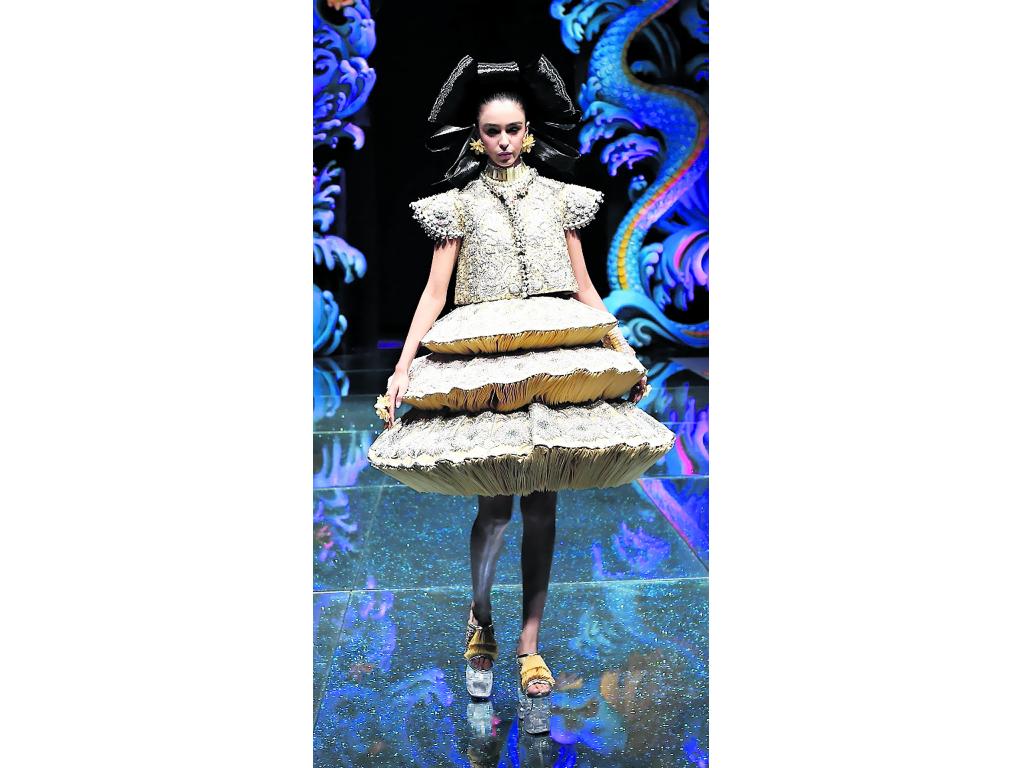 Extravagancia. Los vestidos con formas irregulares por debajo de las caderas también se destacaron. Zapatos con suelas de vidrio y aretes grandes fueron ideales. ()