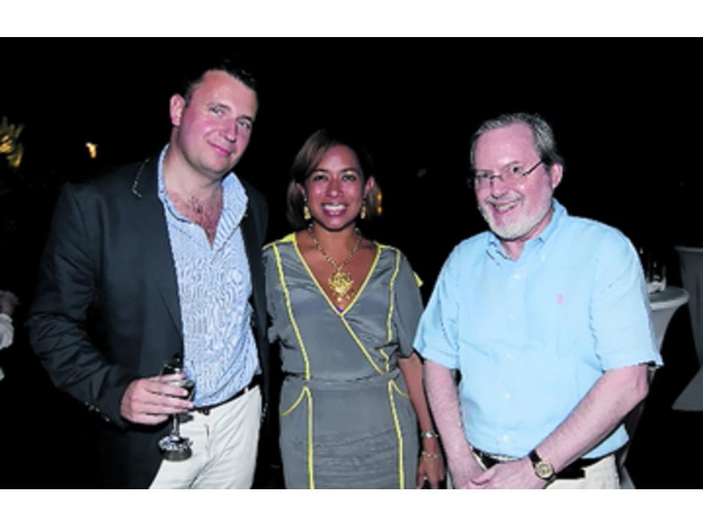 4. Simon Owen, Marta Gordon Owen y Derek Sambrook.