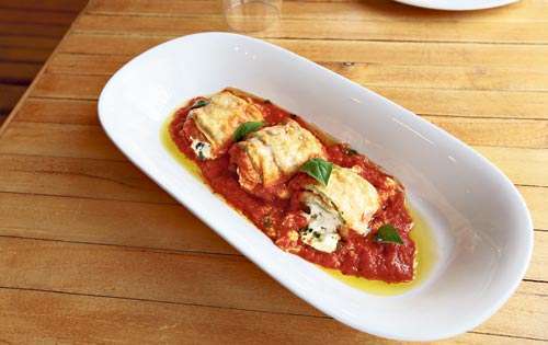 <p>Involtini di Zucchine con Ricotta fresca e Coulis di Pomodoro (Enrollado de zucchini con ricotta fresca y base de salsa de tomate).</p>