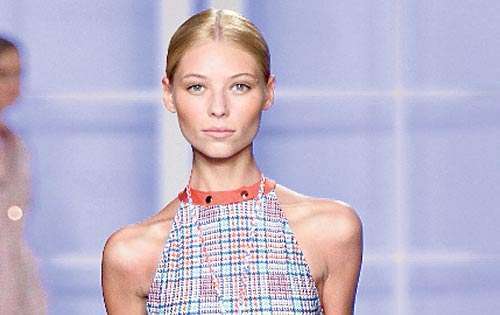 <p>Los cuadros se adueñan de vestidos cortos de cuello halter. Muy sexis. </p>