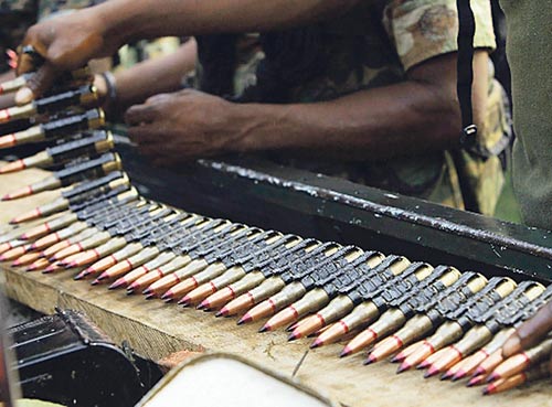 <p>Milicia. Preparan las armas para nuevas batallas.</p>