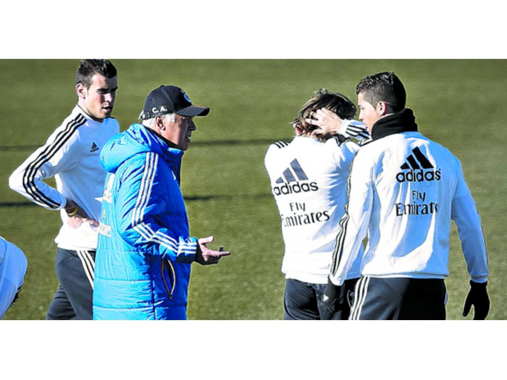 Carlo Ancelotti (c), DT del Madrid, ha sido muy criticado por el empate del sábado en la Copa del Rey.(EFE)