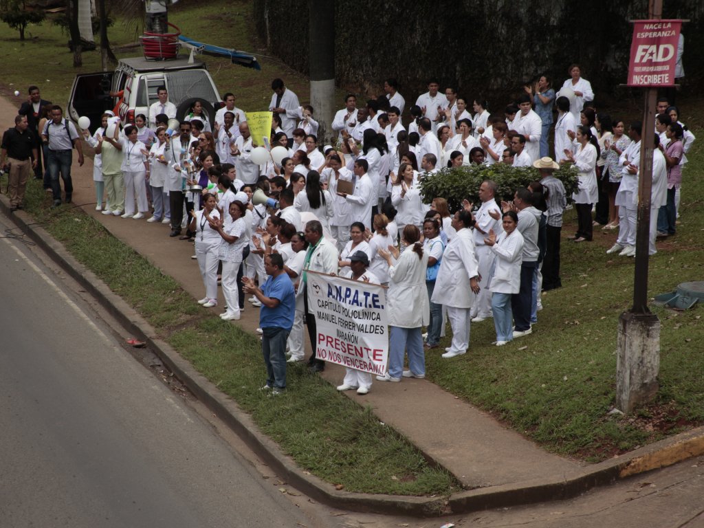 Protesta de gremios médicos fuera de las instalaciones de la CSS. Foto/Víctor Arosemena<br>