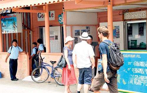 <p>Mercado. El turista extranjero también deja dinero al país.</p>