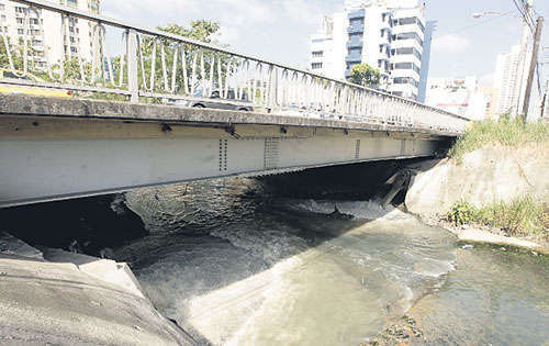 <p>Calle 50. Desagües de aguas negras en Vía Brasil.</p>