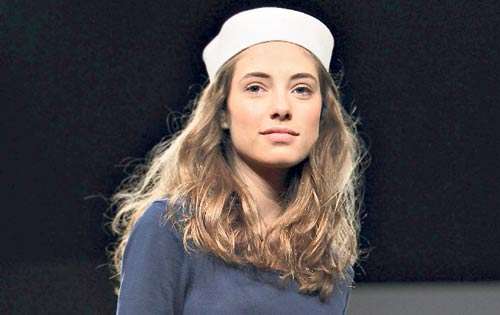 <p>Rayas. La firma revive el estilo marinero en minis de lana, con un cinturón delgado.</p>