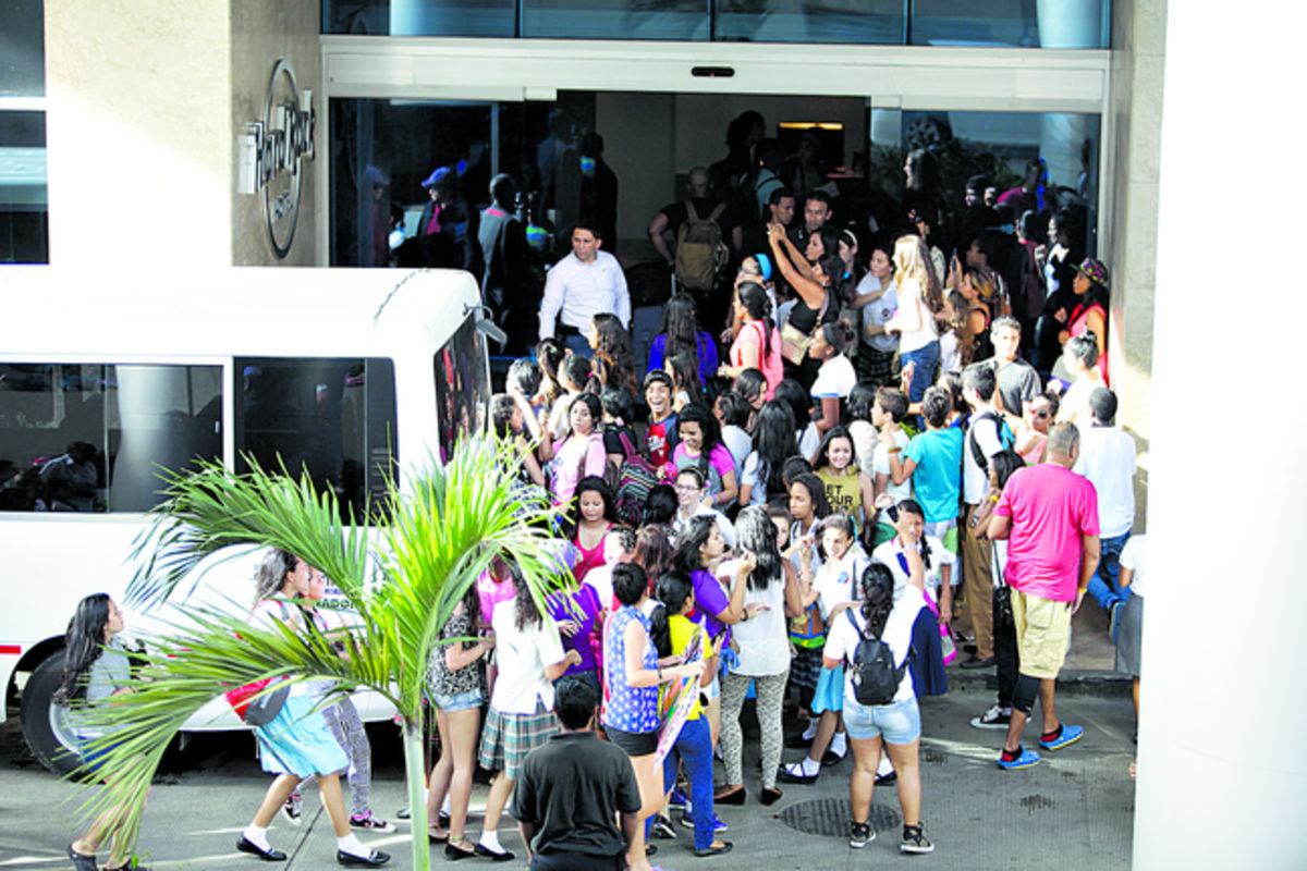 Fanáticas de Bieber hicieron guardia en su hotel.