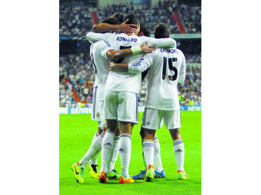 CR-7 es felicitado por sus compañeros.(AP)