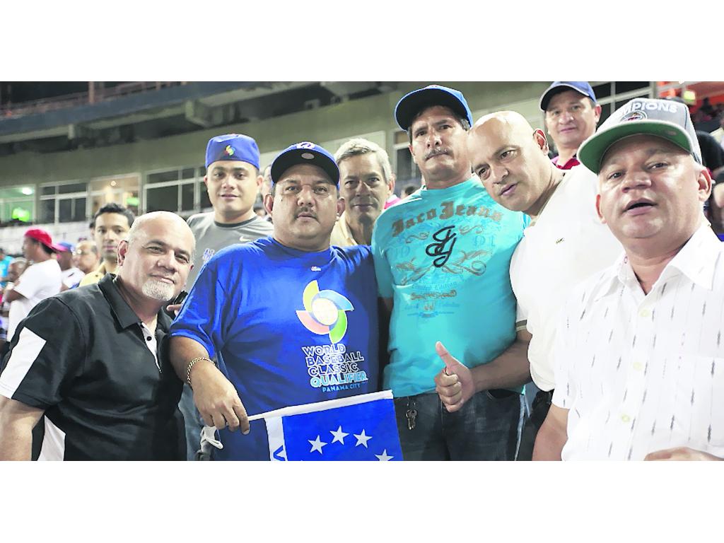 Familia. El papá de Rubén Tejada (c) no se perdió ningún juego de su hijo.(Anayansi Gámez)