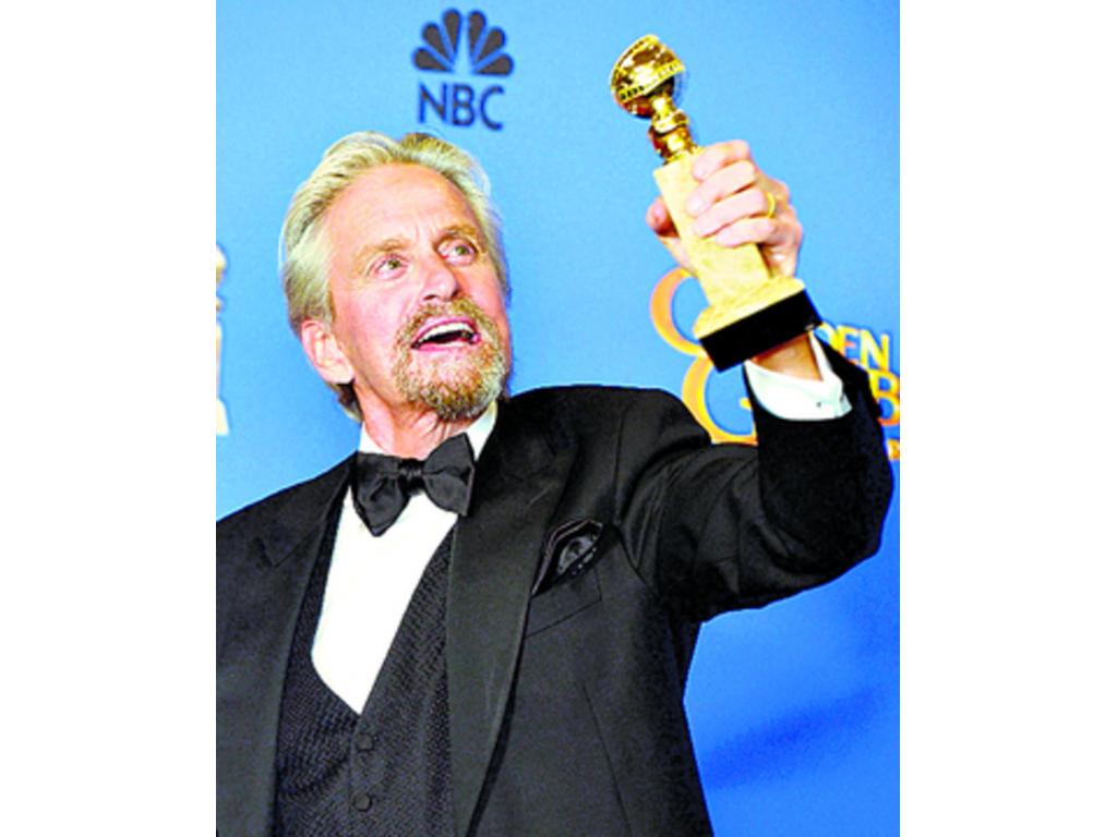 M. Douglas. El mejor actor en una serie de película o televisión es Michael Douglas, quien en su discurso volvió a recordar lo mucho que quiere a Catherine Zeta-Jones.