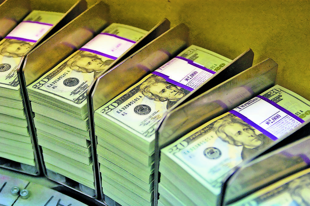 El dólar bajó hoy ante el euro y el yen en un día en que se conocieron datos positivos sobre la economía de Estados Unidos. Foto/Archivo.<br><br>