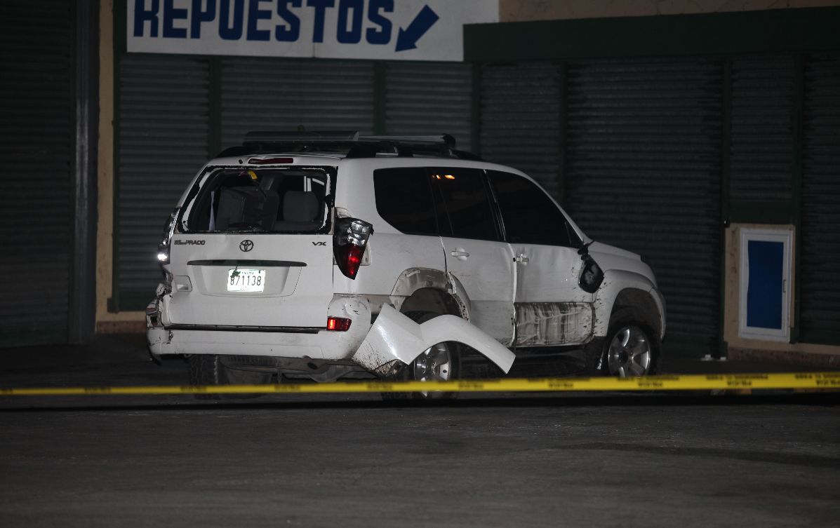 Vehículo que fue baleado por las unidades policiales en Villa Zaíta. Foto/Alexander Santamaría