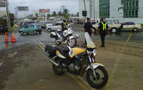 Unidades de tránsito dirigen el tráfico. Foto/Jesús Simmons