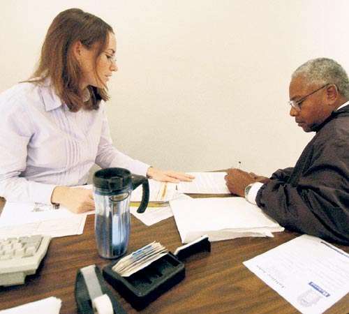 <p>Saliendo. Entre los 50 y 69 años, 8,967 personas dejaron de aportar o buscar empleo. </p>
