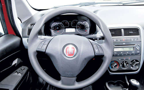<p>Práctico. El timón y panel de instrumentos brindan facilidad y practicidad al conductor.</p>