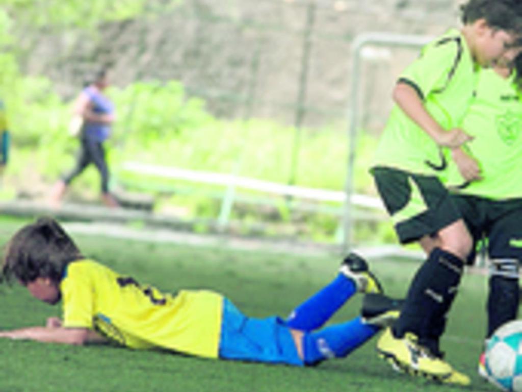 Un jugador cae al suelo luego de una falta.(Alberto Ortega)