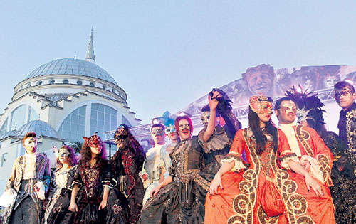 <p>Albania. Mascaritas desfilan por el centro de Shkodra. Esta es la única ciudad que celebra esta fiesta pagana.</p>
