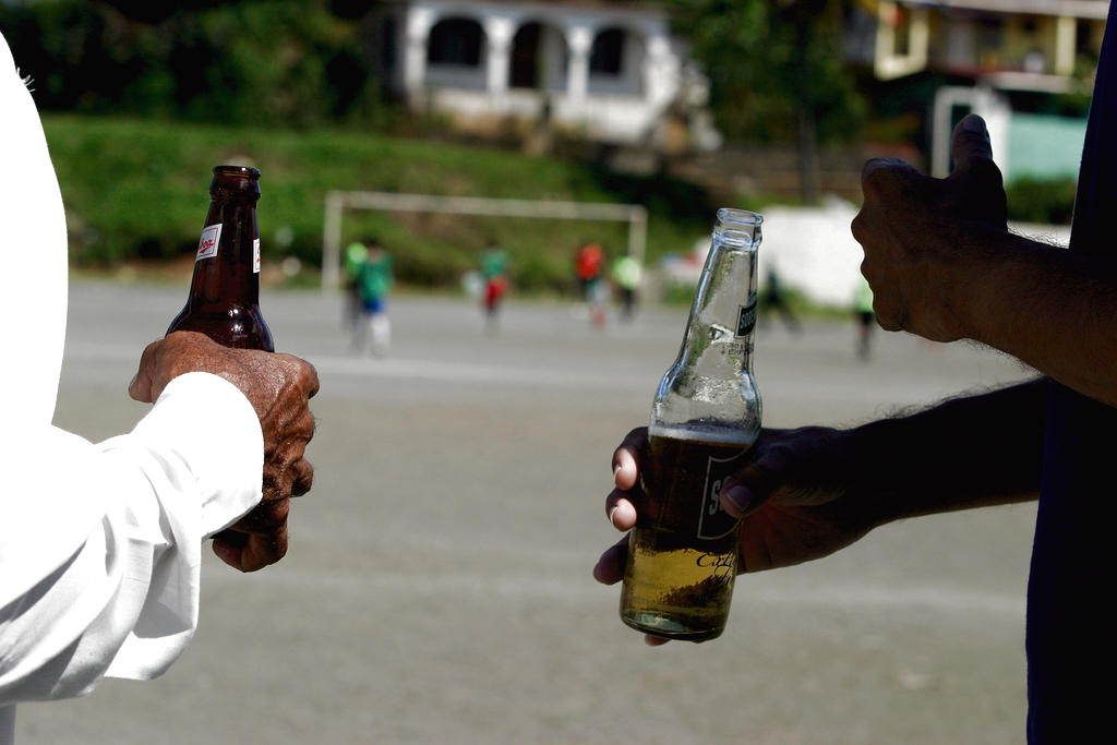 Regulación. En los campos deportivos se vende licor.()