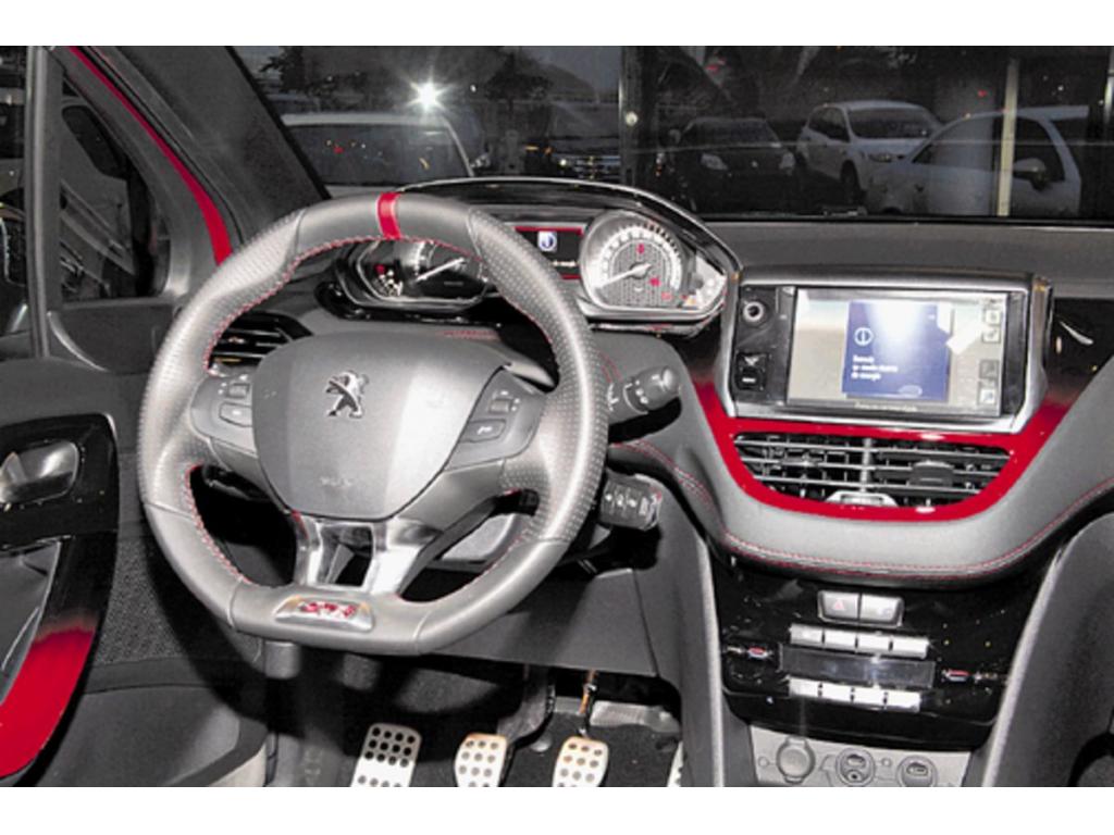 Su interior es muy amplio y con mucha accesibilidad para el conductor.()