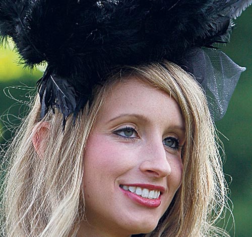 <p>Esta dama llevó en su sombrero a un cisne negro.</p>