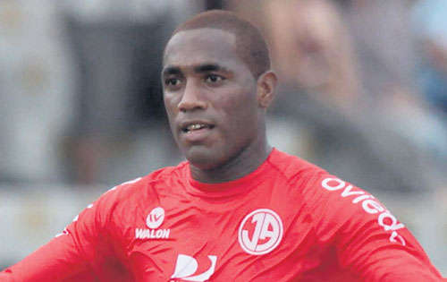 <p>Luchador. Matador peleó todos los balones.</p>