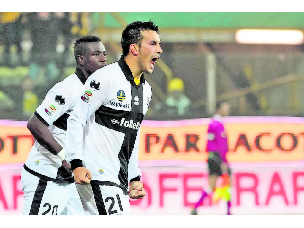 Héroe. Nicola Sansone le dio el triunfo al Parma.(efe)