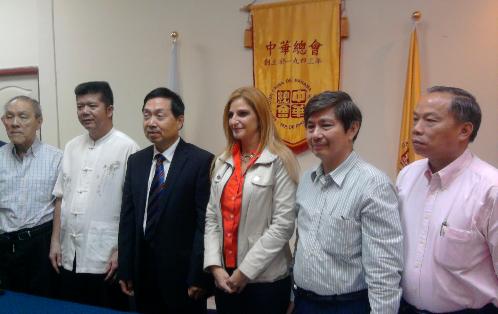 Miembros de la Asociación China de Panamá y Farank Levy encargada de la dirección general del INAC, durante la conferencia de prensa. Foto/Mellibeth González <br>