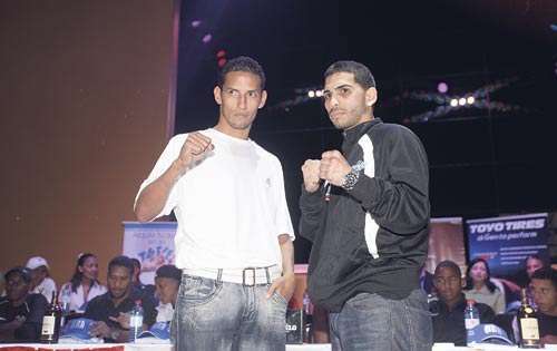<p>Rivales. Johan Pérez (izq.) y Kenny Galarza.</p>