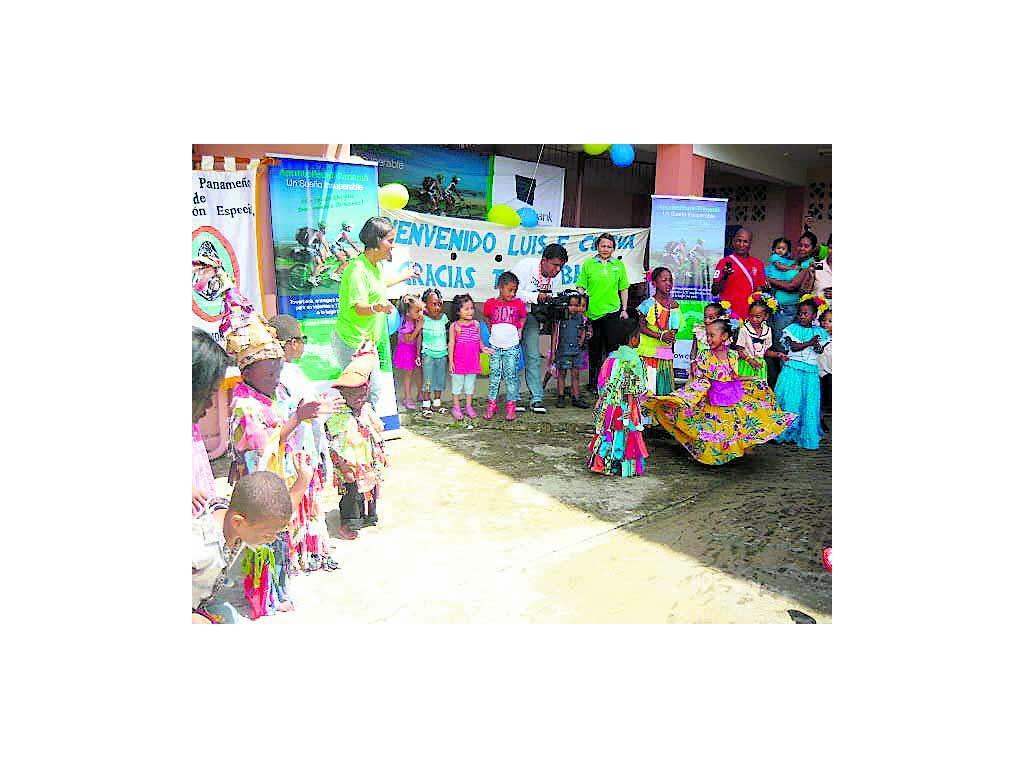 Futuro. Niños bailan congo para mantener su tradición.()