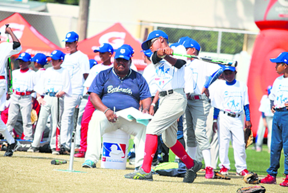 Bateo. Después de que Carlos Lee les mostró a los niños la táctica más efectiva de hacer un swing al momento de batear, los peloteritos iniciaron la jornada de la competencia.