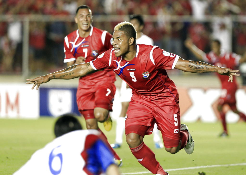El jugador de Panamá Román Torres celebra una anotación ante Costa Rica. EFE<br>