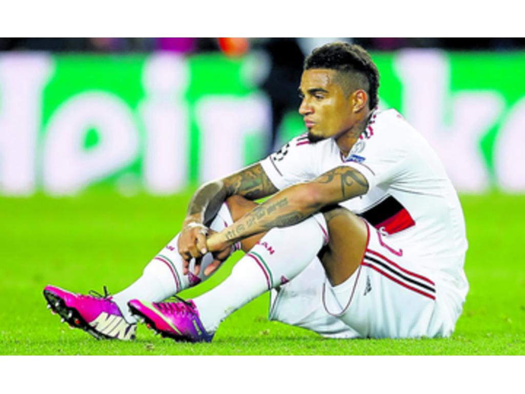 El ghanés del Milan, Kevin-Prince Boateng, se muestra triste por la caída de su equipo.(EFE)