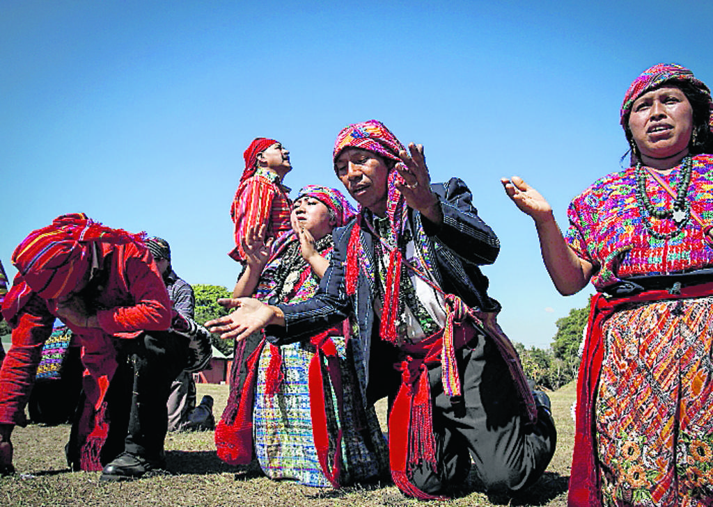 Detalles. En Iximche, Guatemala, rezaron y bailaron.(EFE)