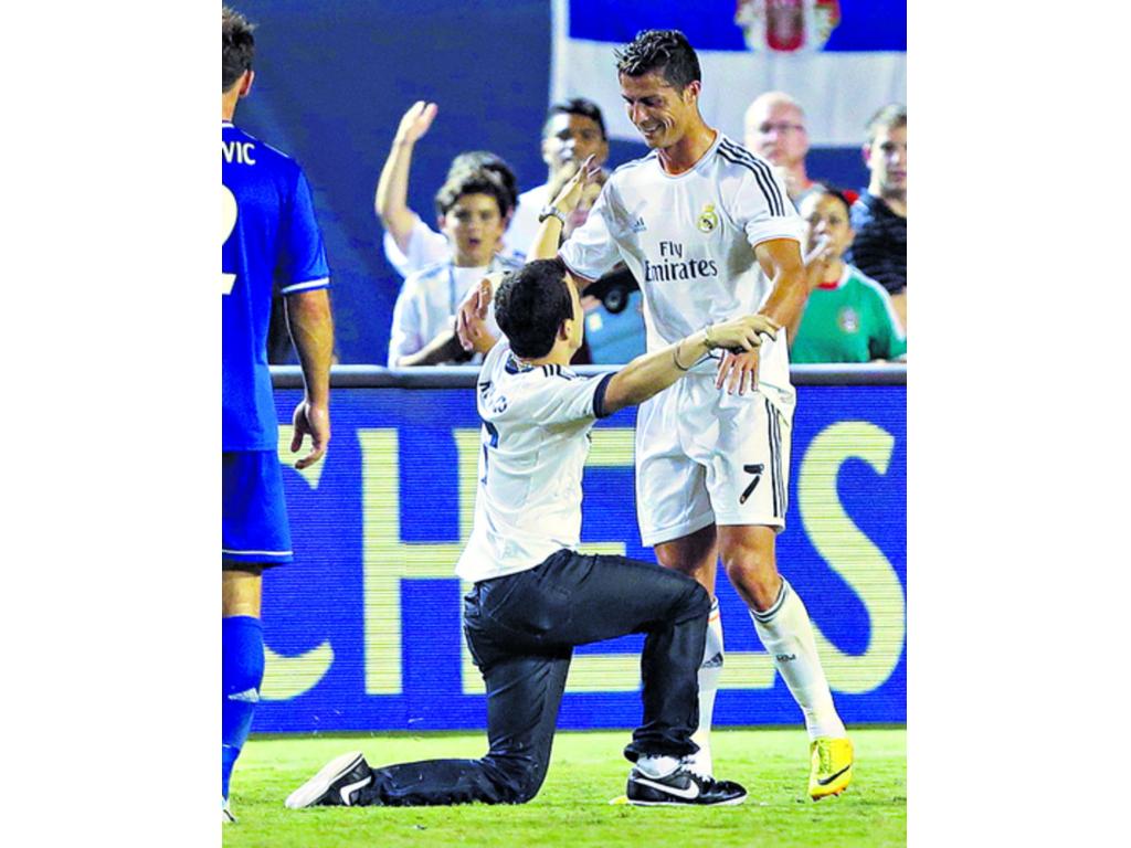 Cristiano Ronaldo actuó con absoluta tranquilidad ante el aficionado. (AP)