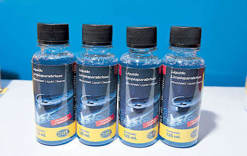 <p>Este líquido limpiaparabrisas sirve para proteger y humectar el hule de las plumas y ayuda con los disolventes de tipo desengrasantes. Ideal para cualquier modelo y marca de auto.</p>