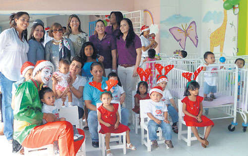 <p>Observaron y jugaron.</p><p></p><p></p><p>Entusiasmo. Organizadores de Play For Kids (United Airlines, Copa Airlines, Panama Marriott) la presidenta de Nutre Hogar, Susy de Varela y colaboradores, junto a un grupo de felices niños. </p>