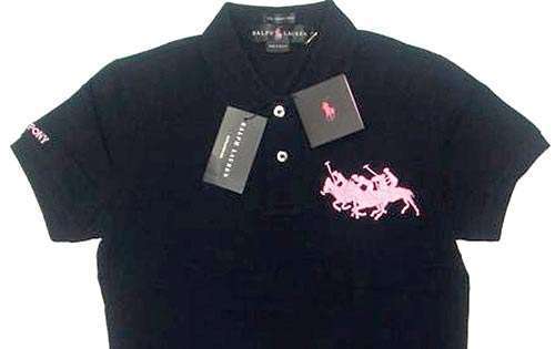 <p>Ralph Lauren lanzó su suéter con el logo de la marca en rosado.</p>