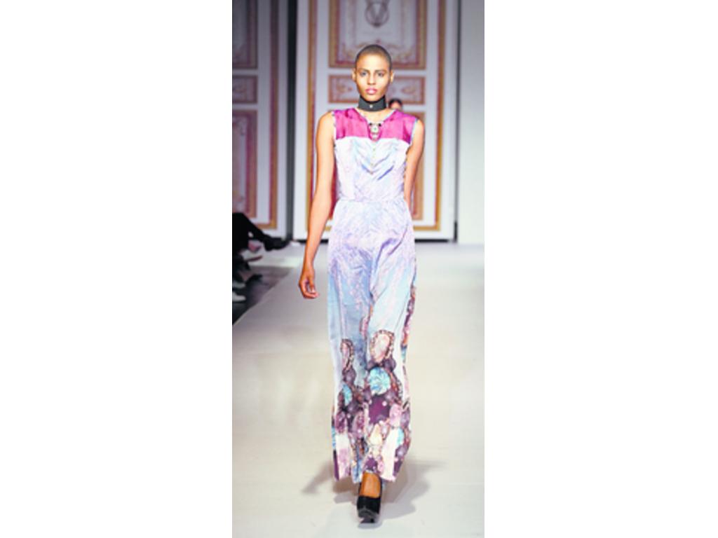 Parece que la propuesta de los enterizos está pisando fuerte el mercado panameño. Esta prenda hace ver a la mujer elegante, futurista y decidida. Los colores que aborda son el rojizo en la parte del pecho y hombros, así como el añil y toda la gama de choc